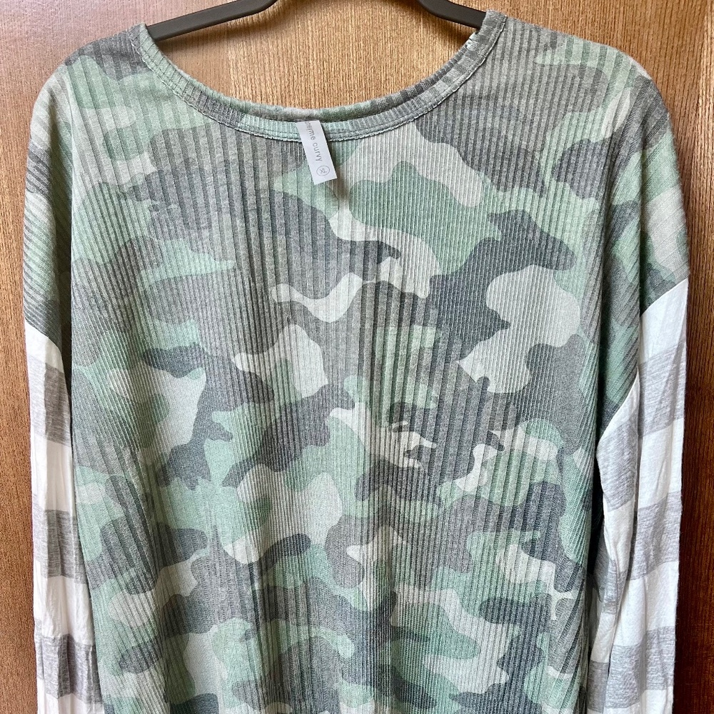 $28 honeyme curvy ladies gray/olive camo/striped relaxed top size XL